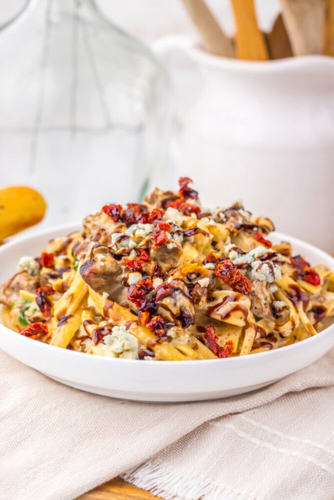 Slow Cooker Copycat Olive Garden Steak Gorgonzola pasta with fettuccine, ground beef, bacon, sun-dried tomatoes and blue cheese crumbles